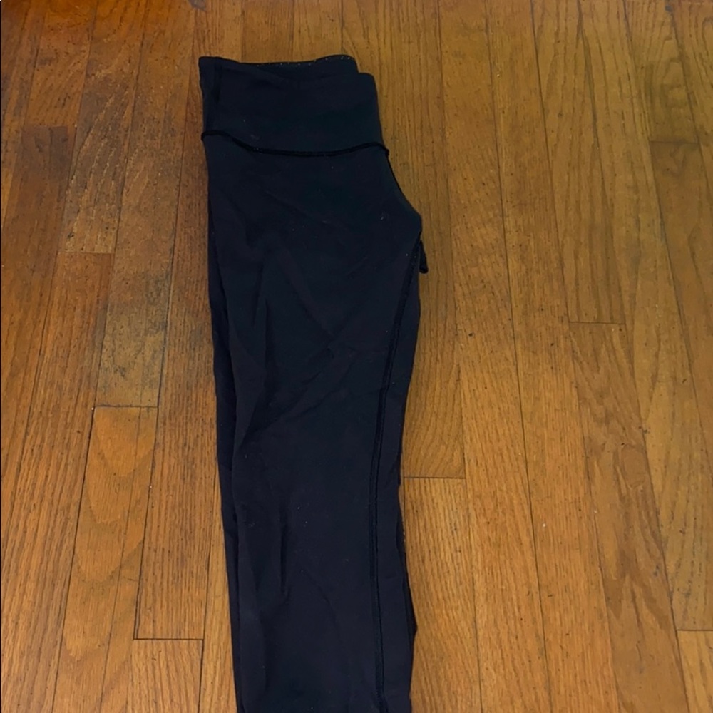 Black Lululemon wunder under cropped leggings